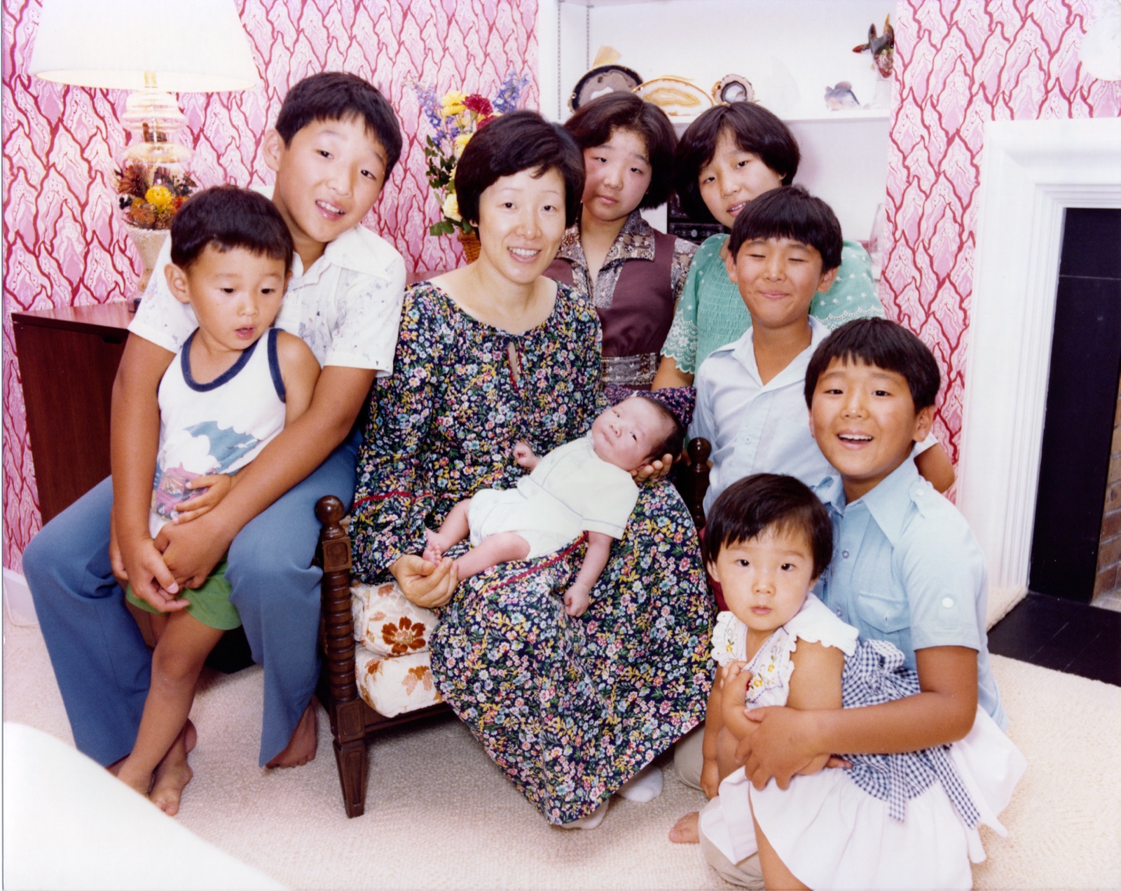True Mother with children on a sofa, archive photo, 1978